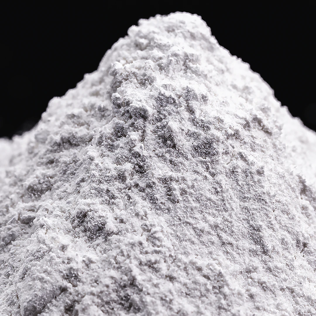 ein weißer Berg von weißem Pulver vor schwarzem Hintergrund