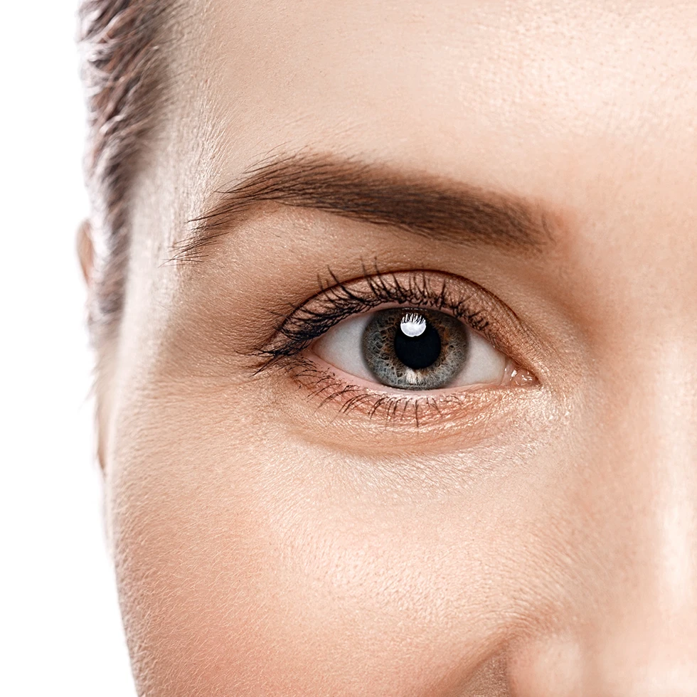 Nahaufnahme eines menschlichen Auges mit klar erkennbarer Iris und feinen Wimpern. Die natürliche Hautstruktur und die scharfe Detaildarstellung betonen Sehkraft und visuelle Wahrnehmung.