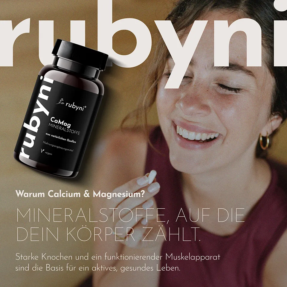 Eine dunkelbraune Dose mit schwarzem Etikett (Calcium & Magnesium, vegan) schwebt im Vordergrund. Im Hintergrund lächelt eine junge Frau und hält eine Kapsel in der Hand. Großflächiger Text im Bild: „Warum Calcium & Magnesium? Mineralstoffe, auf die dein Körper zählt. Starke Knochen und ein funktionierender Muskelapparat sind die Basis für ein aktives, gesundes Leben.“