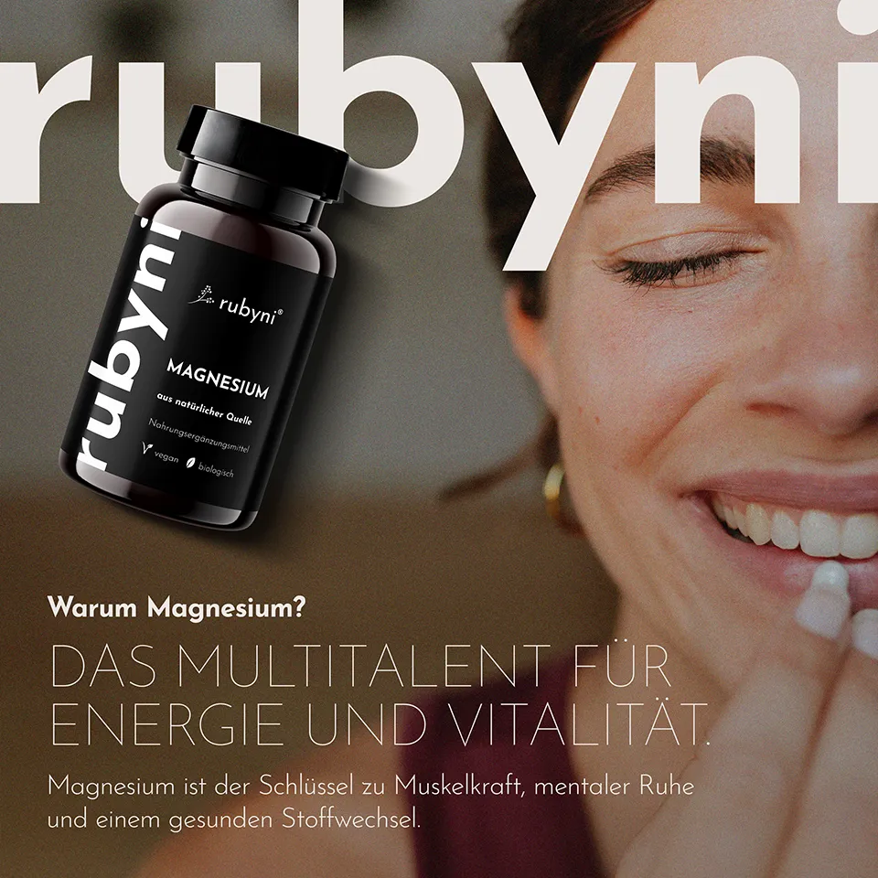 Eine dunkelbraune PET-Dose mit schwarzem Etikett (Magnesium aus natürlicher Quelle, vegan, biologisch) ist links im Bild platziert. Rechts lächelt eine Frau im Close-up und hält eine Kapsel in der Hand. Im Bild steht: „Warum Magnesium? Das Multitalent für Energie und Vitalität. Magnesium ist der Schlüssel zu Muskelkraft, mentaler Ruhe und einem gesunden Stoffwechsel.“