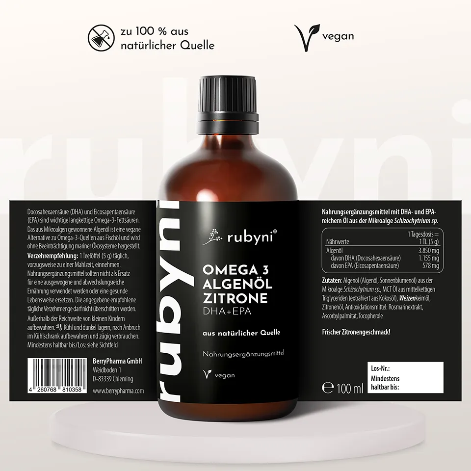 Eine braune PET-Dose mit schwarzem Schraubverschluss steht mittig vor hellem Hintergrund, dahinter ist das geöffnete Rücketikett mit ausführlichen Produktinformationen sichtbar. Oben stehen die Hinweise „zu 100 % aus natürlicher Quelle“ und „vegan“. Lesbar sind Beschreibung und Verzehrempfehlung (1 Teelöffel bzw. 5 g täglich), Angaben zu DHA- und EPA-Gehalt pro Tagesdosis, Zutaten (Algenöl aus der Mikroalge Schizochytrium sp., MCT-Öl, Zitronenöl, Antioxidationsmittel), Hinweis auf frischen Zitronengeschmack sowie Herstellerangaben. Unten angegeben: 100 ml.