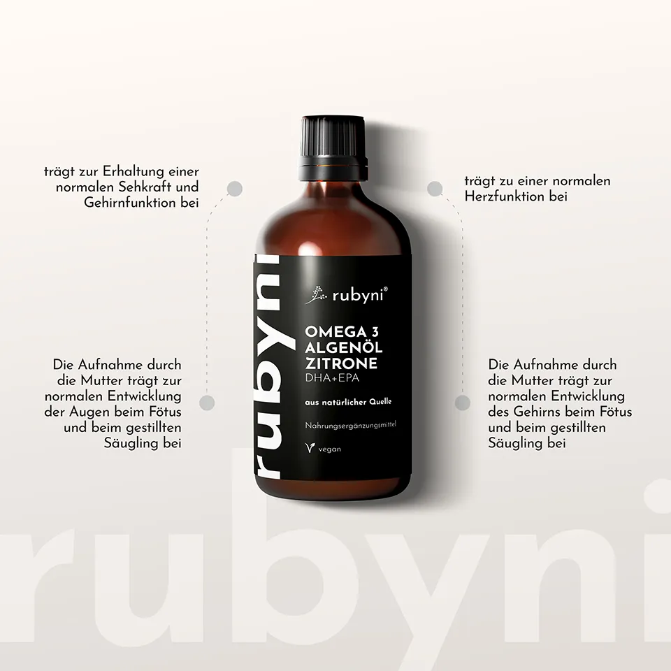 Eine braune PET-Dose mit schwarzem Etikett steht freigestellt vor hellem Hintergrund. Um das Produkt herum sind Hinweise platziert: DHA trägt zur Erhaltung einer normalen Sehkraft und Gehirnfunktion bei, EPA und DHA tragen zu einer normalen Herzfunktion bei. Zudem wird erwähnt, dass die Aufnahme durch die Mutter zur normalen Entwicklung der Augen und des Gehirns beim Fötus und beim gestillten Säugling beiträgt.