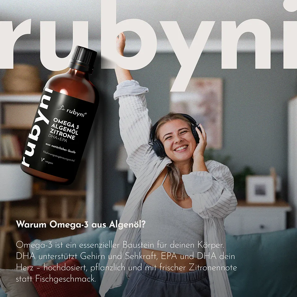 Eine braune Flasche mit schwarzem Etikett ist links im Bild platziert. Rechts tanzt eine lächelnde Frau mit Kopfhörern im Wohnzimmer und hebt einen Arm in die Luft. Im Bild steht: „Warum Omega-3 aus Algenöl? Omega-3 ist ein essenzieller Baustein für deinen Körper. DHA unterstützt Gehirn und Sehkraft, EPA und DHA dein Herz – hochdosiert, pflanzlich und mit frischer Zitronennote statt Fischgeschmack.“