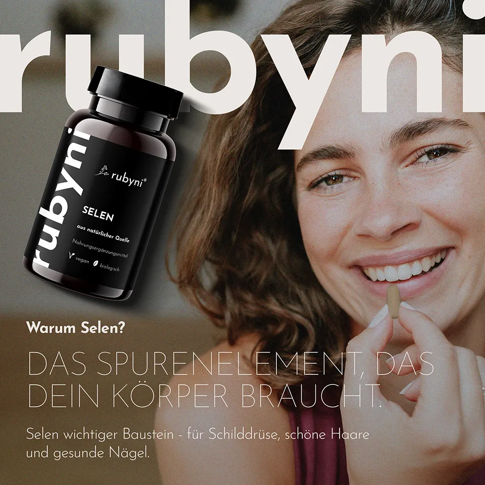 Eine dunkelbraune PET-Dose mit schwarzem Etikett (Selen aus natürlicher Quelle, vegan, biologisch) ist links im Bild platziert. Rechts lächelt eine Frau im Close-up und hält eine Kapsel zwischen den Fingern. Im Bild steht: „Warum Selen? Das Spurenelement, das dein Körper braucht. Selen – wichtiger Baustein für Schilddrüse, schöne Haare und gesunde Nägel.“