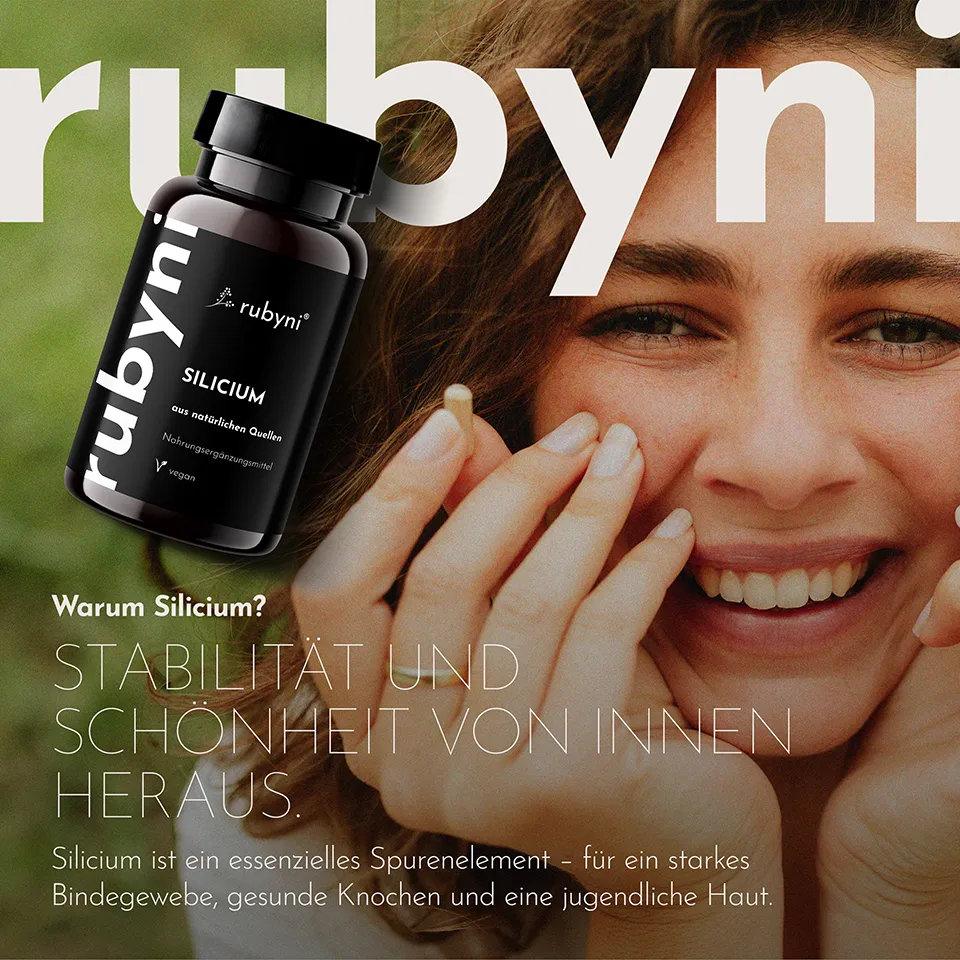 Eine dunkelbraune PET-Dose mit schwarzem Etikett (Silicium aus natürlichen Quellen, vegan) ist links im Bild platziert. Rechts lächelt eine Frau im Close-up und hält eine Kapsel zwischen den Fingern. Im Bild steht: „Warum Silicium? Stabilität und Schönheit von innen heraus. Silicium ist ein essenzielles Spurenelement – für ein starkes Bindegewebe, gesunde Knochen und eine jugendliche Haut.“