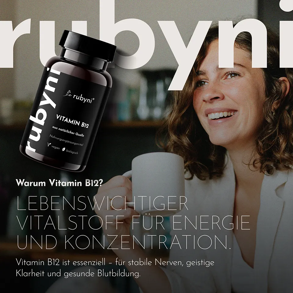 Eine dunkelbraune PET-Dose mit schwarzem Etikett (aus natürlicher Quelle, vegan, biologisch) ist links platziert. Rechts hält eine lächelnde Frau eine Tasse in der Hand. Im Bild steht: „Warum Vitamin B12? Lebenswichtiger Vitalstoff für Energie und Konzentration. Vitamin B12 ist essenziell – für stabile Nerven, geistige Klarheit und gesunde Blutbildung.“