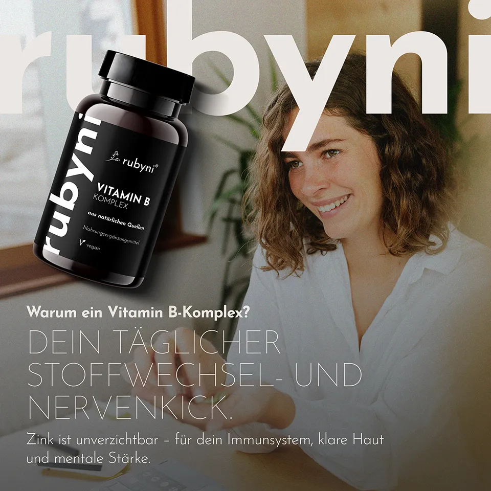Werbemotiv für „rubyni Vitamin B Komplex“: Eine dunkelbraune PET-Dose mit schwarzem Etikett (aus natürlichen Quellen, vegan) ist links eingeblendet. Rechts sitzt eine lächelnde Frau an einem Tisch. Im Bild steht: „Warum ein Vitamin B-Komplex? Dein täglicher Stoffwechsel- und Nervenkick.“ Ergänzend wird auf die Bedeutung für Immunsystem, klare Haut und mentale Stärke hingewiesen.