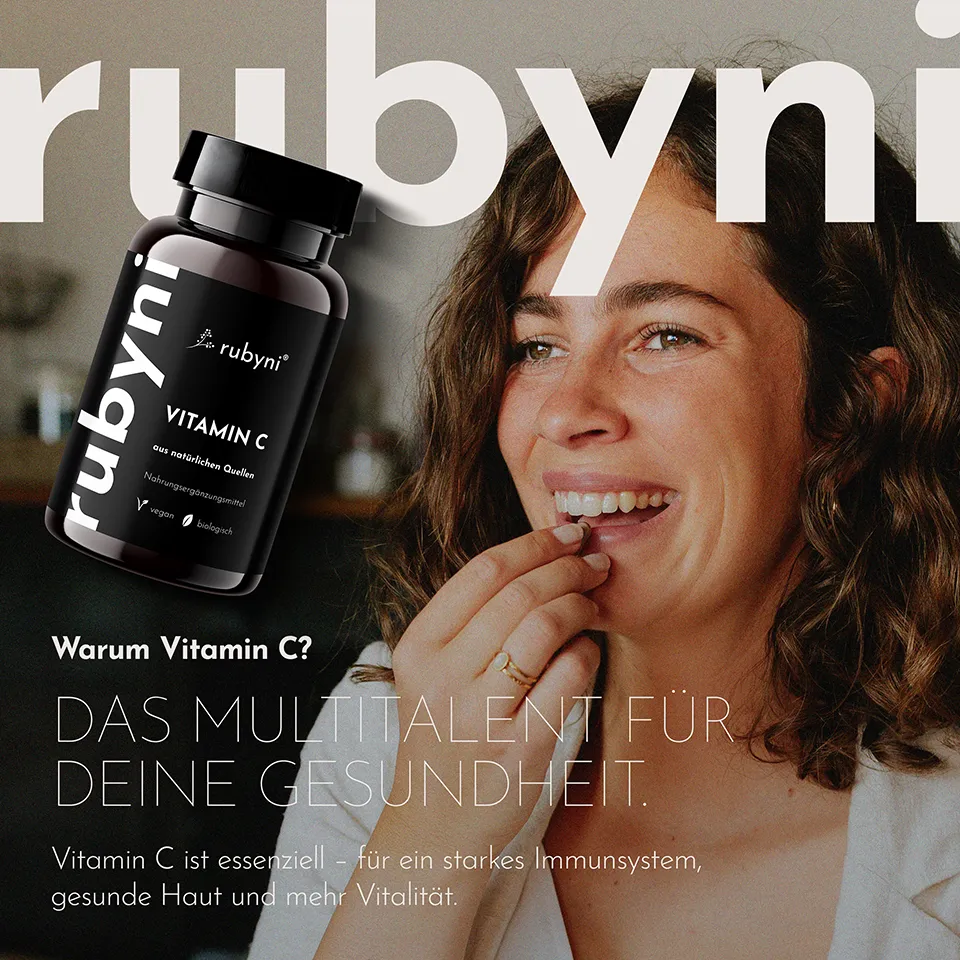Eine dunkelbraune PET-Dose mit schwarzem Etikett (aus natürlichen Quellen, vegan, biologisch) ist links im Bild. Rechts lächelt eine Frau und führt eine Kapsel zum Mund. Im Bild steht: „Warum Vitamin C? Das Multitalent für deine Gesundheit. Vitamin C ist essenziell – für ein starkes Immunsystem, gesunde Haut und mehr Vitalität.“