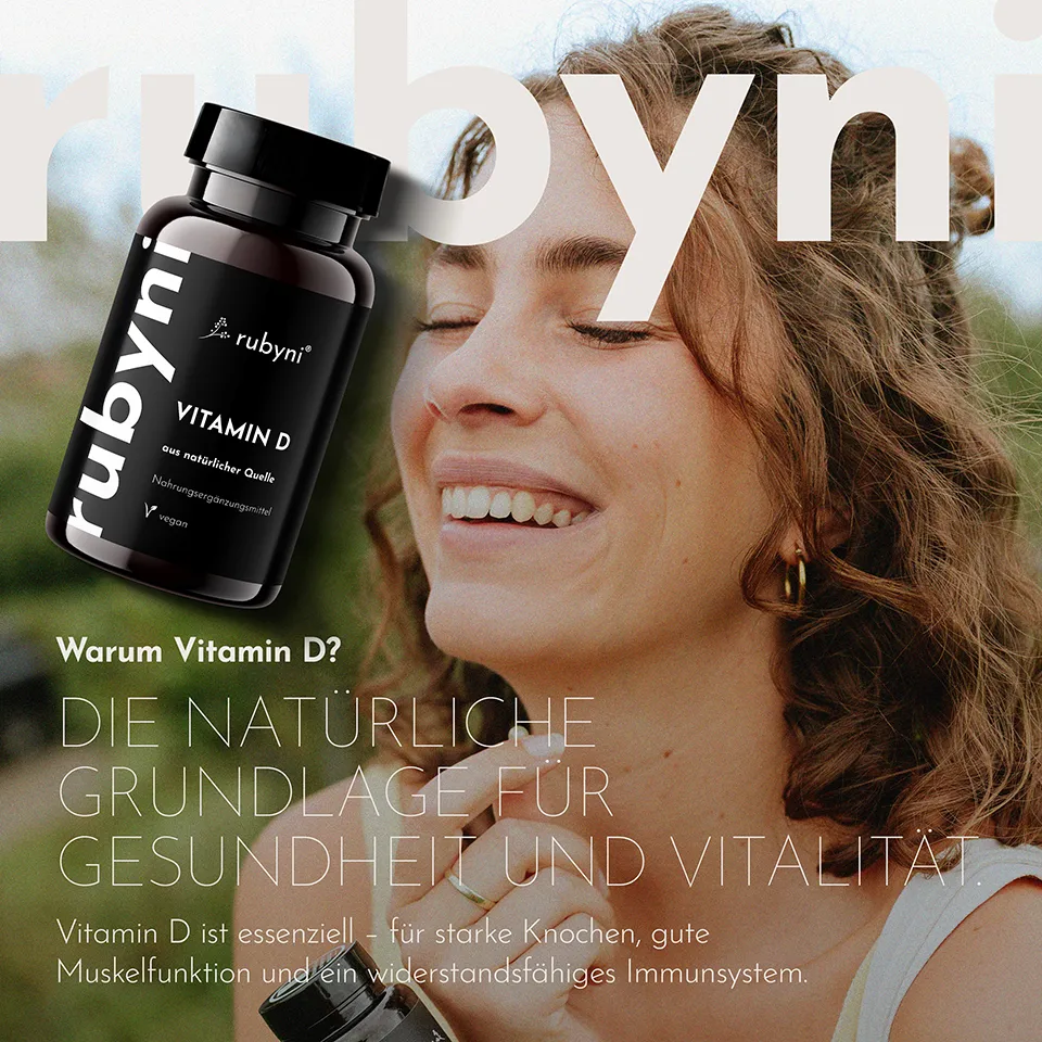 Eine dunkelbraune PET-Dose mit schwarzem Etikett (aus natürlicher Quelle, vegan) ist links eingeblendet. Rechts lächelt eine Frau mit geschlossenen Augen im Freien. Im Bild steht: „Warum Vitamin D? Die natürliche Grundlage für Gesundheit und Vitalität. Vitamin D ist essenziell – für starke Knochen, gute Muskelfunktion und ein widerstandsfähiges Immunsystem.“