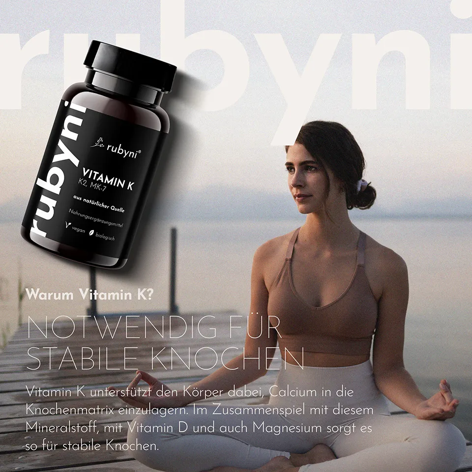 Eine dunkelbraune PET-Dose mit schwarzem Etikett (aus natürlicher Quelle, vegan, biologisch) ist links platziert. Rechts sitzt eine Frau im Yogasitz auf einem Steg am Wasser. Im Bild steht: „Warum Vitamin K? Notwendig für stabile Knochen.“ Ergänzend wird erklärt, dass Vitamin K den Körper dabei unterstützt, Calcium in die Knochenmatrix einzulagern – im Zusammenspiel mit Vitamin D und Magnesium.