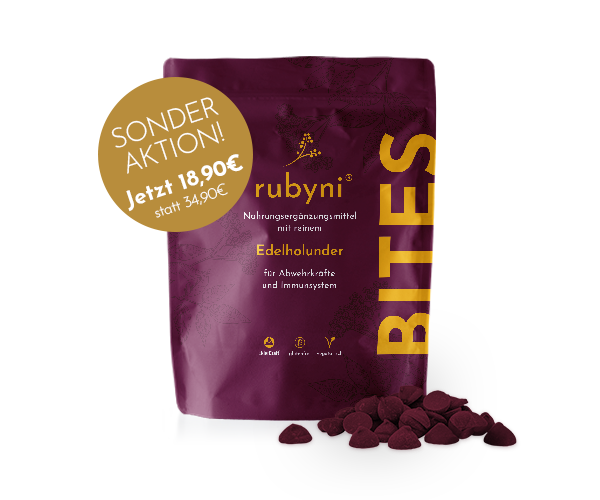 Produktabbildung der rubyni BITES mit reinem Edelholunder in einer dunkelvioletten Standverpackung. Auf der Verpackung stehen Hinweise wie „Nahrungsergänzungsmittel“, „Edelholunder“, „für Abwehrkräfte und Immunsystem“ sowie Icons für ElderCraft, glutenfrei und vegetarisch. Links oben ist ein goldener Kreis mit dem Hinweis: „Sonderaktion – jetzt 18,90 € statt 34,80 €“. Vor der Verpackung liegen mehrere dunkelrote Bites.
