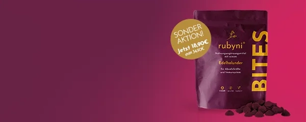 Eine Mutter hält ihr kleines Kind auf dem Arm und blickt mit ihm gemeinsam auf das Meer. Die Szene ist in warmes Abendlicht getaucht, was eine ruhige, geborgene und familiäre Atmosphäre vermittelt.