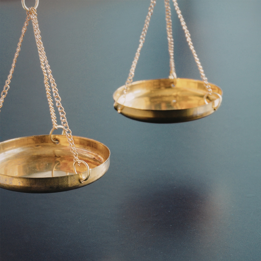 Eine schwebende goldene Waage mit zwei leeren Schalen vor einem ruhigen, neutralen Hintergrund. Das Bild symbolisiert Gleichgewicht, Balance und ein ausgewogenes Verhältnis – ein Sinnbild für harmonisierte Nährstoffversorgung und körperliche Ausgeglichenheit.