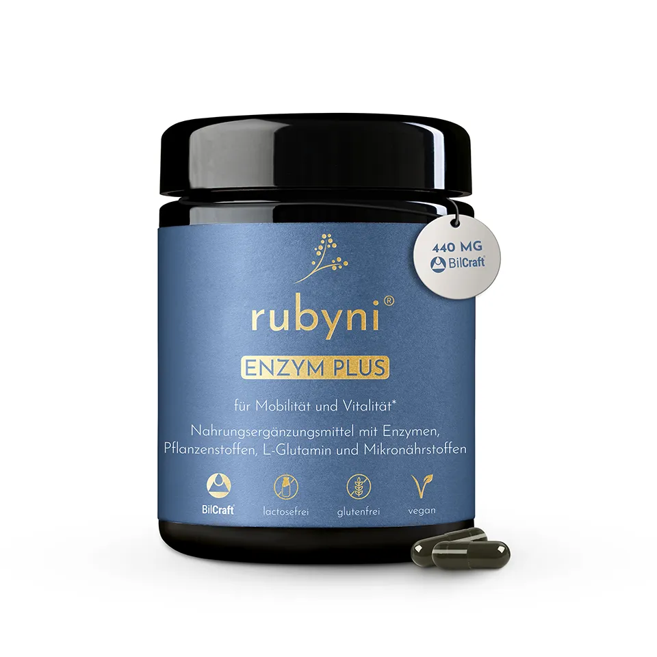 Produktabbildung von rubyni Enzym Plus in einem dunklen Glasbehälter mit blauem Etikett und schwarzem Deckel. Auf dem Etikett stehen Hinweise wie „für Mobilität und Vitalität“, „Nahrungsergänzungsmittel mit Enzymen, Pflanzenstoffen, L-Glutamin und Mikronährstoffen“. Zudem sind Icons für BilCraft, laktosefrei, glutenfrei und vegan zu sehen. Neben dem Produkt liegen zwei dunkelgrüne Kapseln. Oben am Glas befindet sich ein Anhänger mit der Angabe „440 mg BilCraft“.