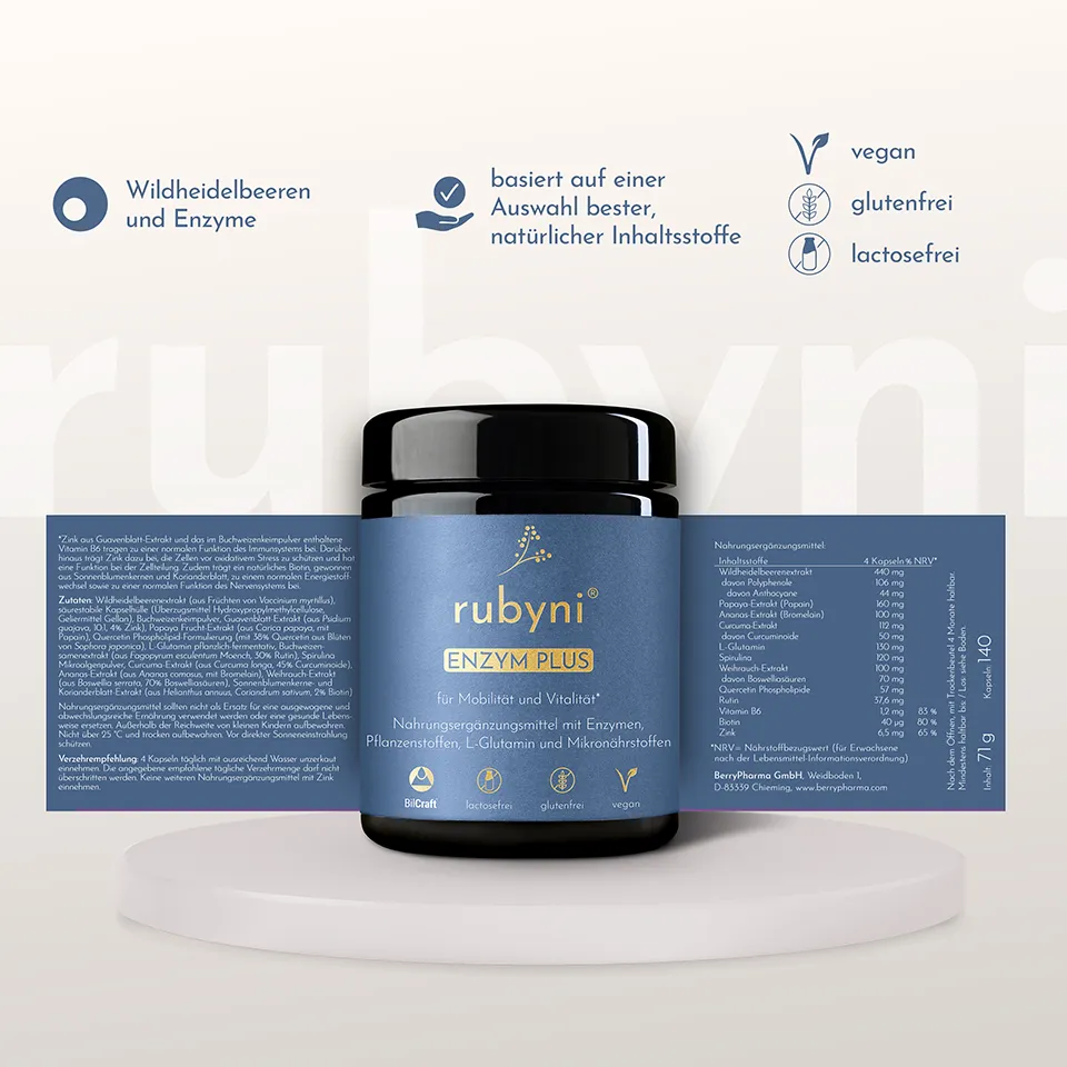 Grafische Produktdarstellung von rubyni Enzym Plus in einem dunklen Glasbehälter mit blauem Etikett auf einem hellen Hintergrund. Neben dem Produkt sind Hinweise zu den Inhaltsstoffen und Eigenschaften aufgeführt, darunter Wildheidelbeeren und Enzyme sowie der Hinweis, dass das Produkt auf einer Auswahl natürlicher Inhaltsstoffe basiert. Zusätzlich sind Icons für vegan, glutenfrei und laktosefrei dargestellt. Unter dem Produkt befindet sich eine Übersicht mit detaillierten Informationen zu Inhaltsstoffen, Nährwerten und Anwendung.