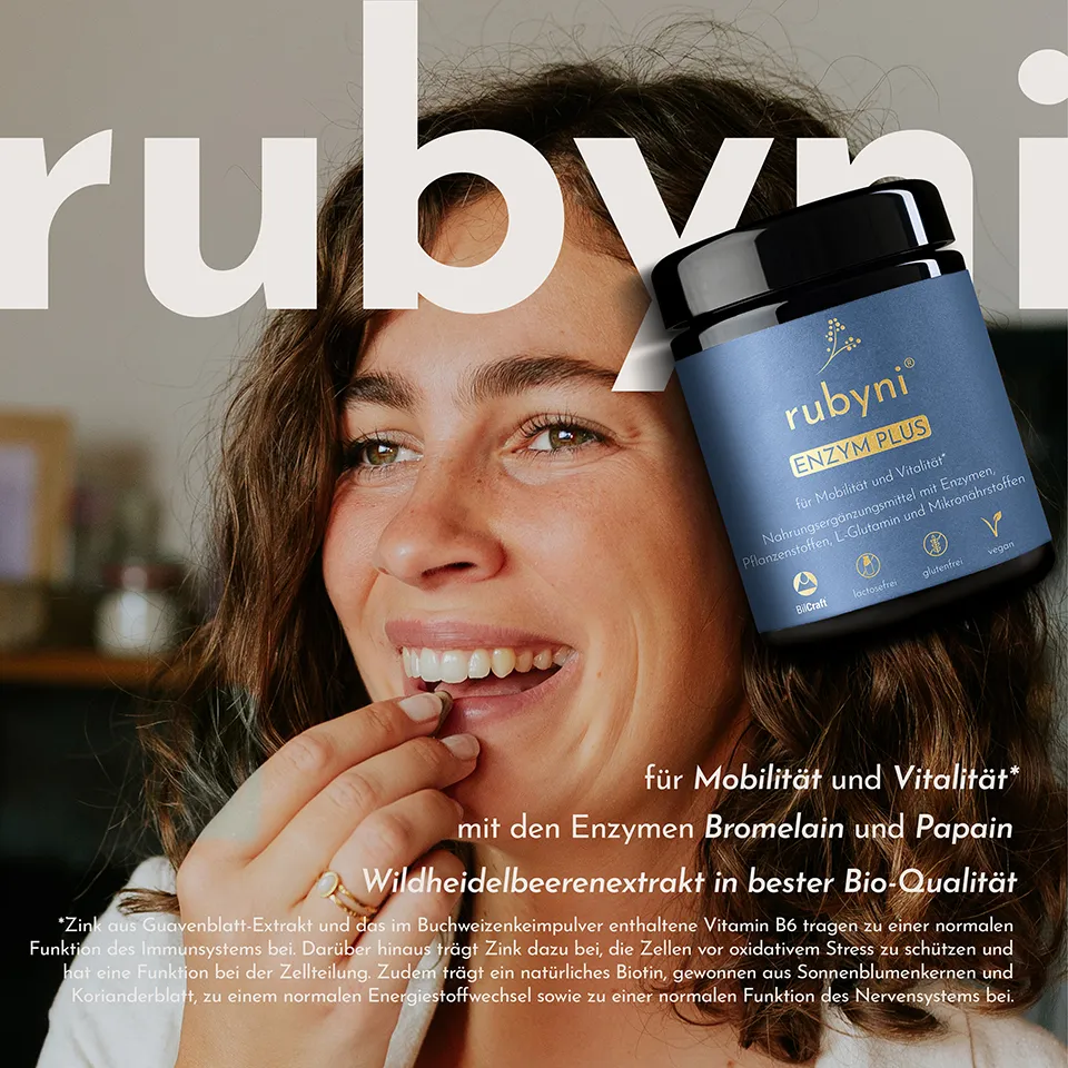 Eine lächelnde Frau nimmt eine Kapsel ein, während rechts daneben das Glas rubyni Enzym Plus dargestellt ist. Das Motiv vermittelt einen Moment der täglichen Einnahme und stellt das Produkt als Unterstützung für Mobilität und Vitalität dar. Hervorgehoben werden die enthaltenen Enzyme Bromelain und Papain sowie Wildheidelbeerenextrakt in Bio-Qualität, ergänzt durch weitere Mikronährstoffe, die unter anderem zur normalen Funktion des Immunsystems, zum Energiestoffwechsel und zum Schutz der Zellen vor oxidativem Stress beitragen können.