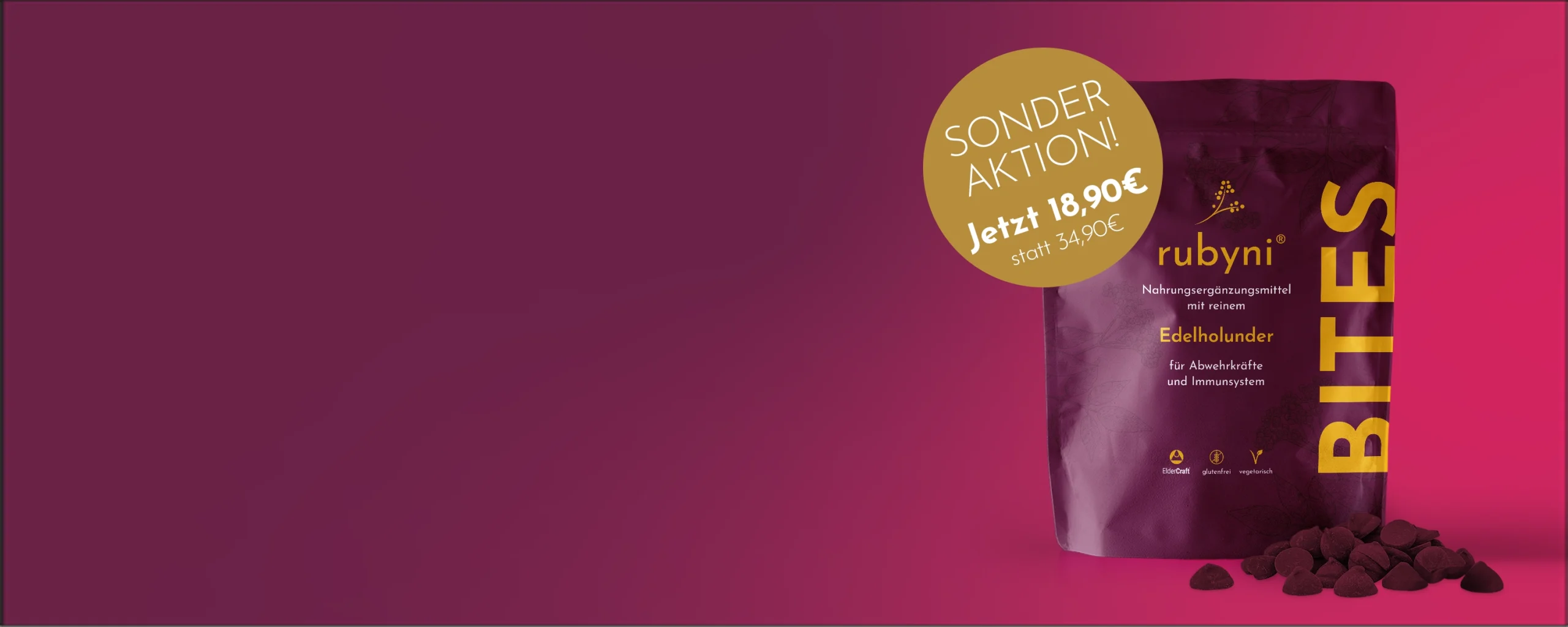 Eine Mutter hält ihr kleines Kind auf dem Arm und blickt mit ihm gemeinsam auf das Meer. Die Szene ist in warmes Abendlicht getaucht, was eine ruhige, geborgene und familiäre Atmosphäre vermittelt.