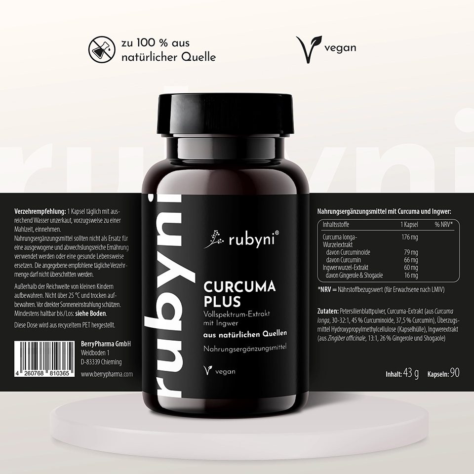 PET-Dose des Nahrungsergänzungsmittels rubyni Curcuma Plus mit ausgerolltem Etikett, ergänzt durch Angaben zu Inhaltsstoffen, Verzehrempfehlung und dem Hinweis „vegan“ sowie „zu 100 % aus natürlicher Quelle“.