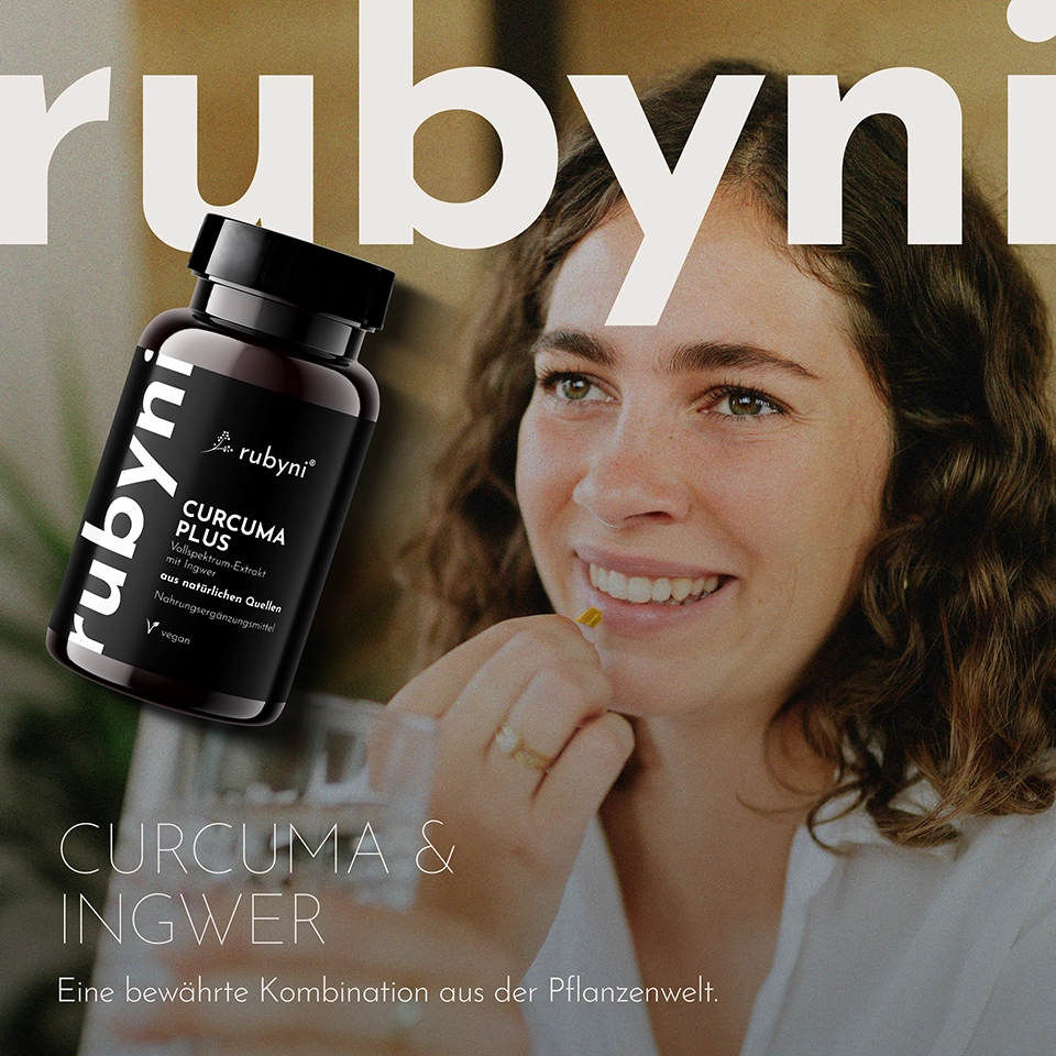 Junge Frau lächelt beim Einnehmen einer Kapsel mit Wasser, daneben eine schräg platzierte PET-Dose des Produkts rubyni Curcuma Plus sowie der Schriftzug „Curcuma & Ingwer“.