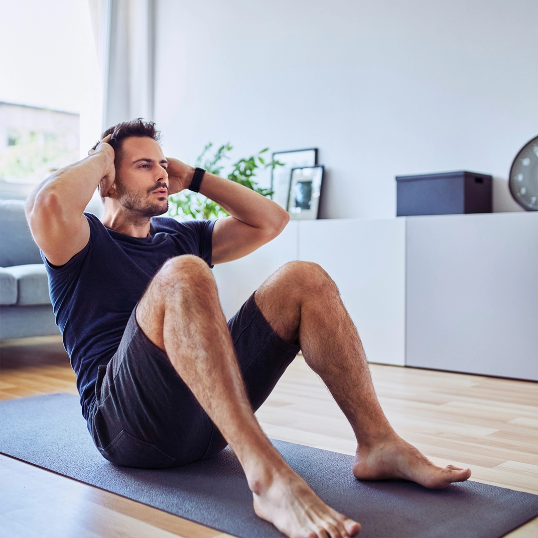 Produktabbildung „rubyni® Omega 3 Algenöl Zitrone DHA + EPA“: Braune Glasflasche mit schwarzem Schraubverschluss und schwarzem Etikett vor hellem Hintergrund. Auf dem Etikett stehen Produktname, „aus natürlicher Quelle“, „Nahrungsergänzungsmittel“ sowie der Hinweis „vegan“.