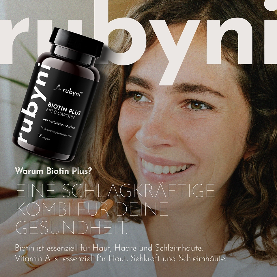 rubyni-biotin-plus-haare-haut-gesunde-haut-frau-lifestyle PET-Dose des rubyni Nahrungsergänzungsmittels „Biotin Plus“ mit β-Carotin vor dem Gesicht einer lächelnden Frau, kombiniert mit Werbetext zu Haut, Haaren und Gesundheit.
