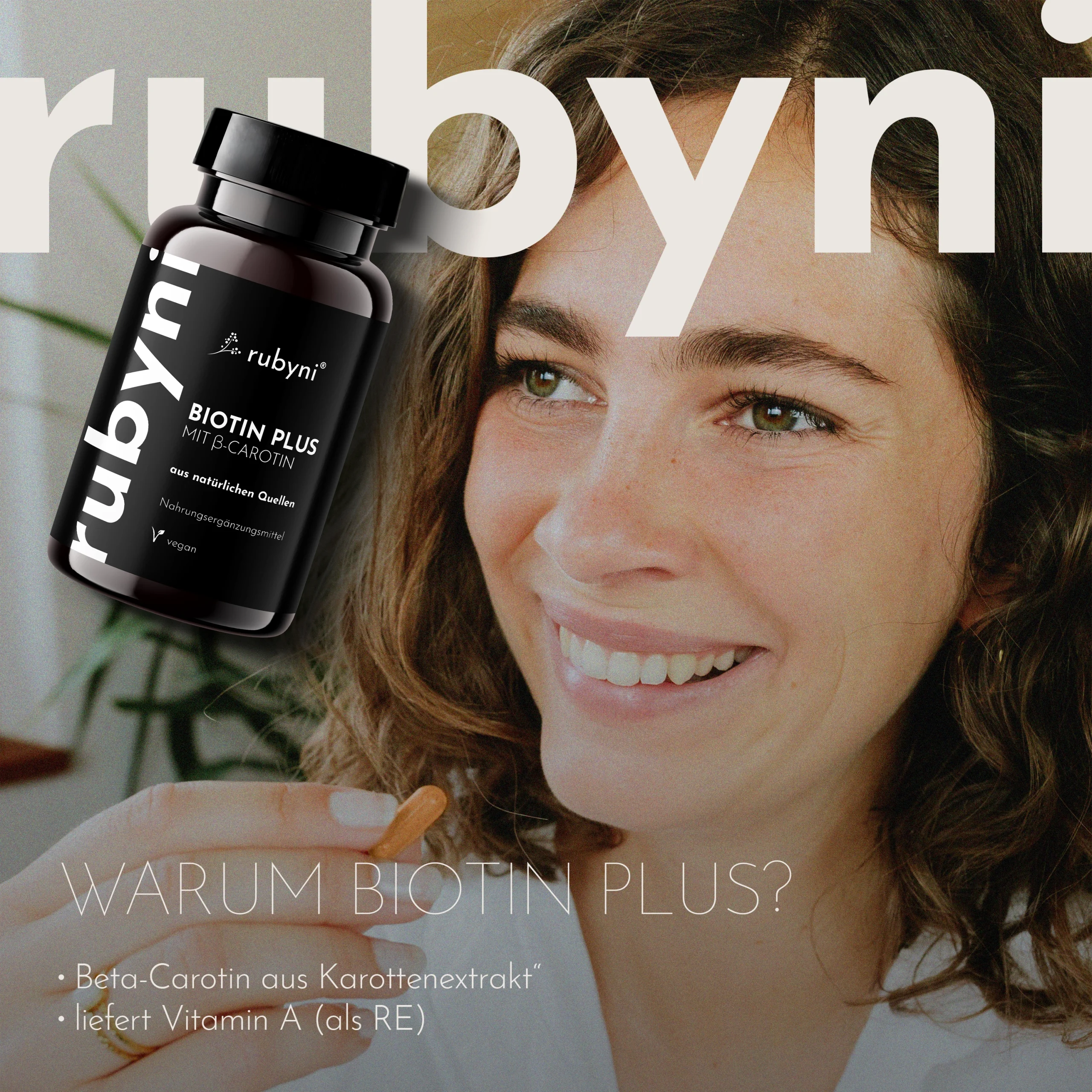 rubyni-biotin-plus-haare-haut-gesunde-haut-frau-lifestyle_1 PET-Dose des rubyni Nahrungsergänzungsmittels „Biotin Plus“ mit β-Carotin vor dem Gesicht einer lächelnden Frau, kombiniert mit Werbetext zu Haut, Haaren und Gesundheit.