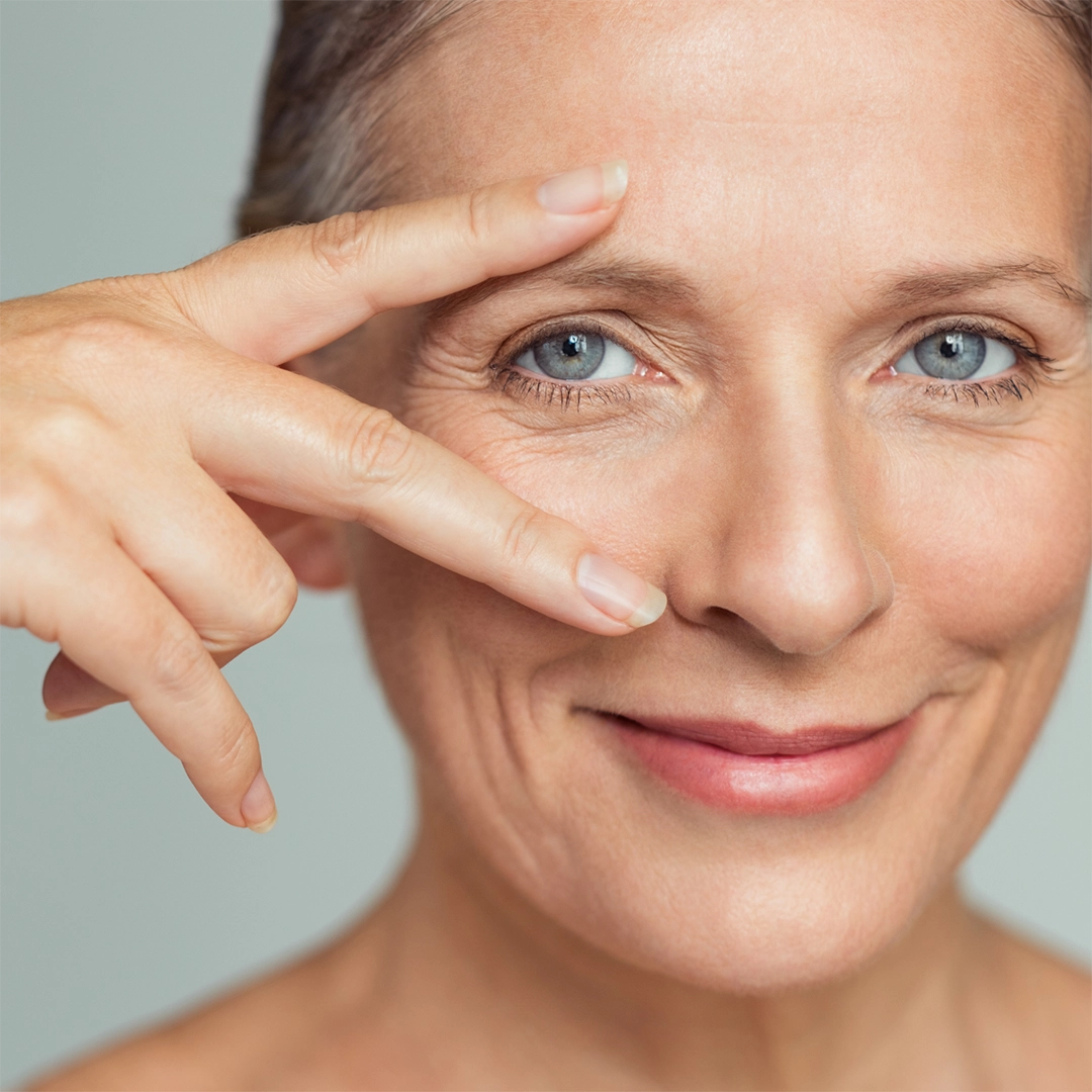 Produktabbildung „rubyni® Omega 3 Algenöl Zitrone DHA + EPA“: Braune Glasflasche mit schwarzem Schraubverschluss und schwarzem Etikett vor hellem Hintergrund. Auf dem Etikett stehen Produktname, „aus natürlicher Quelle“, „Nahrungsergänzungsmittel“ sowie der Hinweis „vegan“.