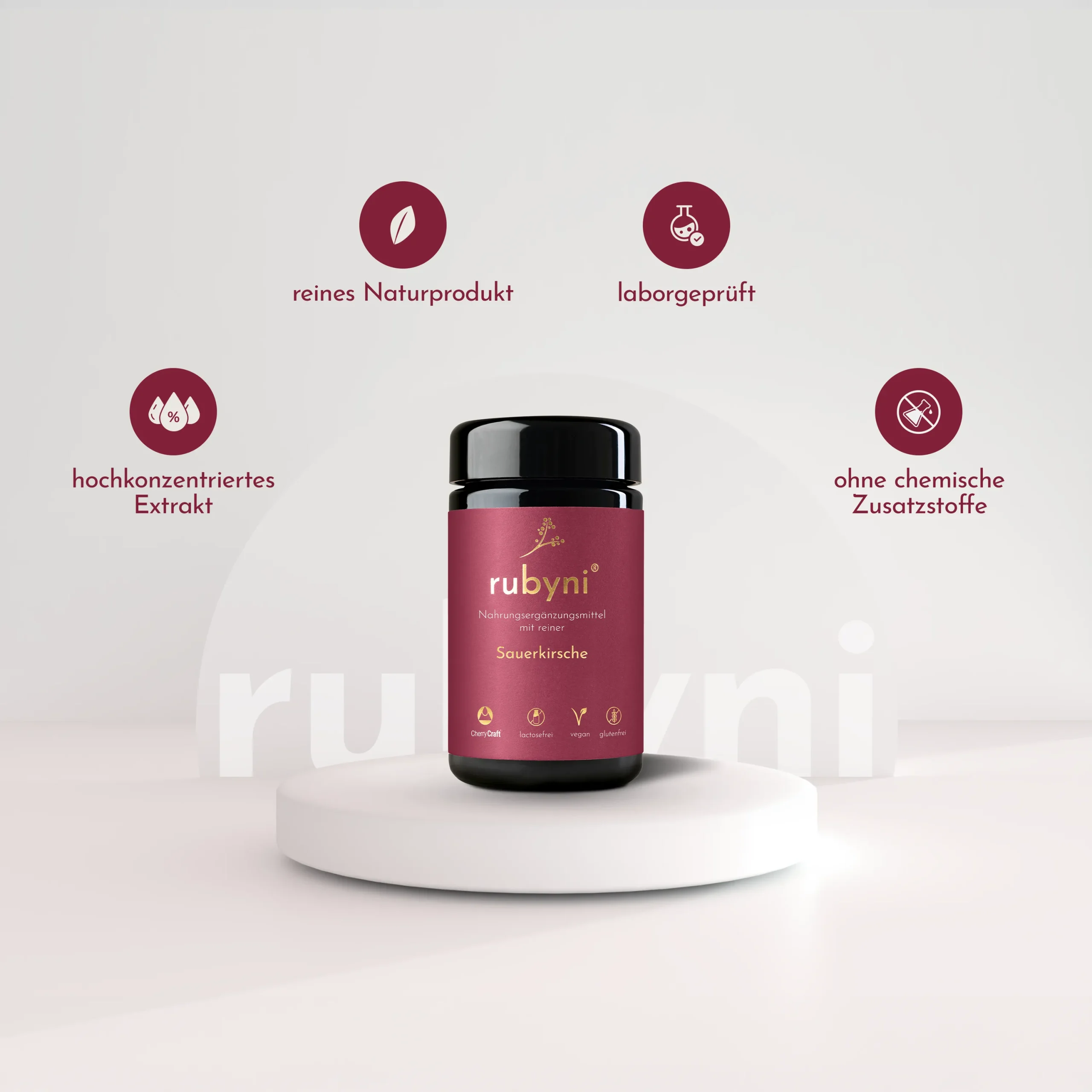 rubyni-Sauerkirsche-slide4 rubyni® Sauerkirsche im Glas auf einem kleinen weißen Sockel, eingerahmt von den Health Claims.