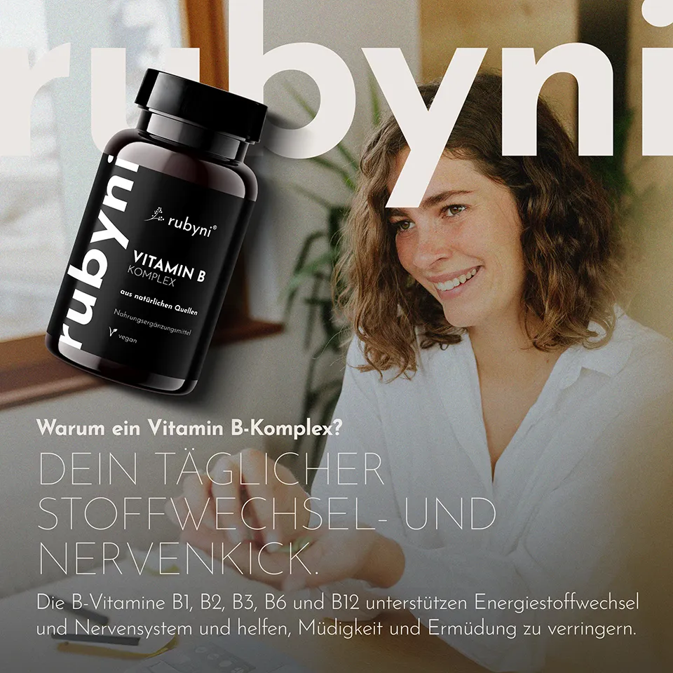 Frau arbeitet lächelnd am Laptop, während eine rubyni® Vitamin B Komplex PET-Dose eingeblendet ist – Symbolbild für Energie, Stoffwechsel und Nervensystem.