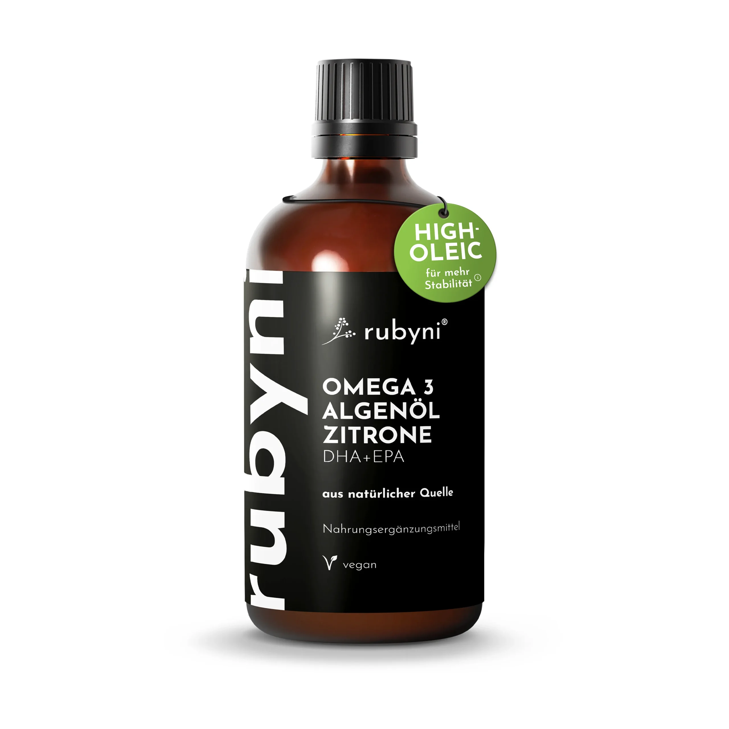 rubyni-omega-3-algenoel-zitrone-high-oleic Eine braune PET-Dose mit schwarzem Schraubverschluss und schwarzem Etikett steht freigestellt vor hellem Hintergrund. Auf dem Etikett steht „Omega 3 Algenöl Zitrone DHA + EPA“, „aus natürlicher Quelle“ und „vegan“. Oben am Hals ist ein grüner Anhänger mit der Aufschrift „VEGAN“ befestigt.