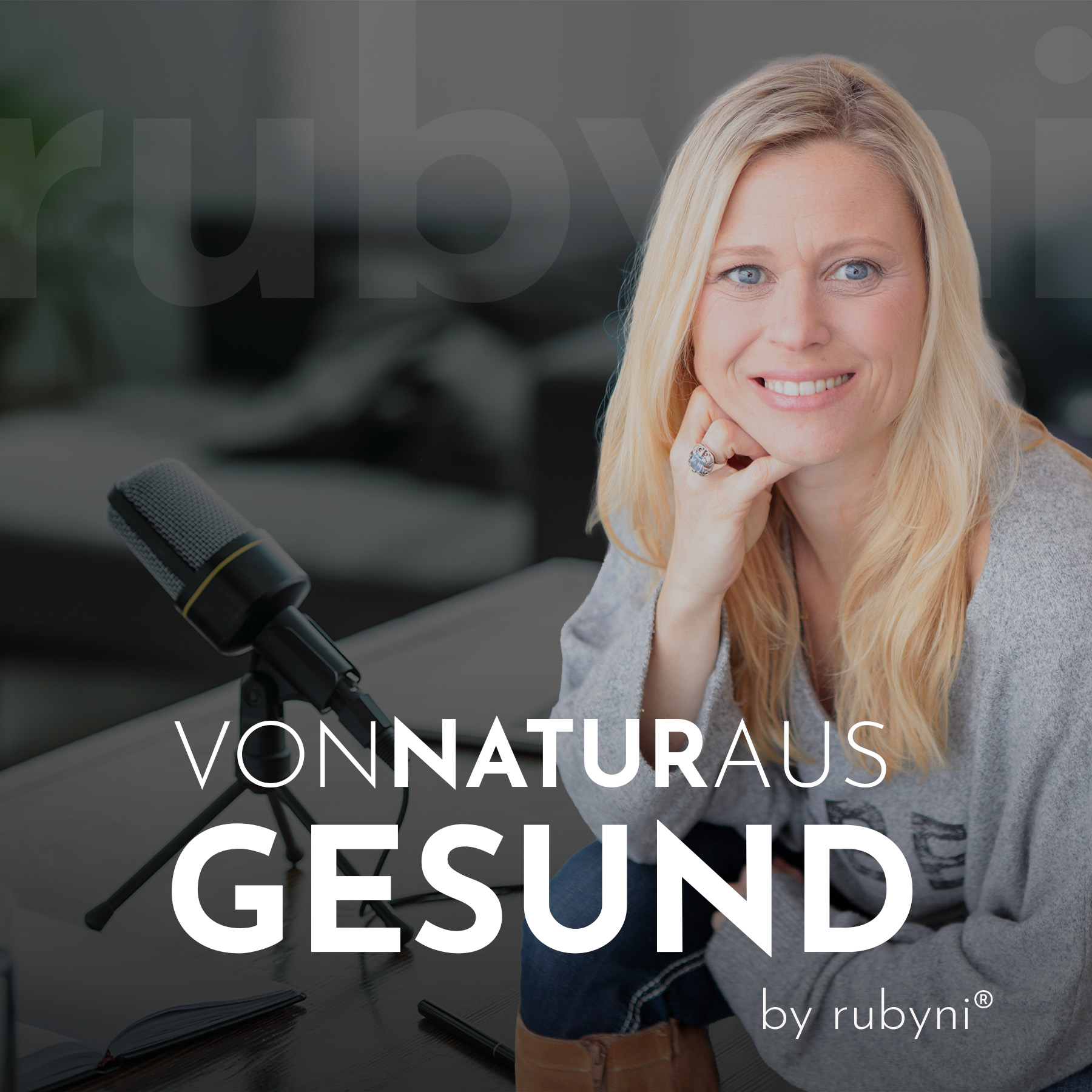 Produktabbildung „rubyni® Omega 3 Algenöl Zitrone DHA + EPA“: Braune Glasflasche mit schwarzem Schraubverschluss und schwarzem Etikett vor hellem Hintergrund. Auf dem Etikett stehen Produktname, „aus natürlicher Quelle“, „Nahrungsergänzungsmittel“ sowie der Hinweis „vegan“.
