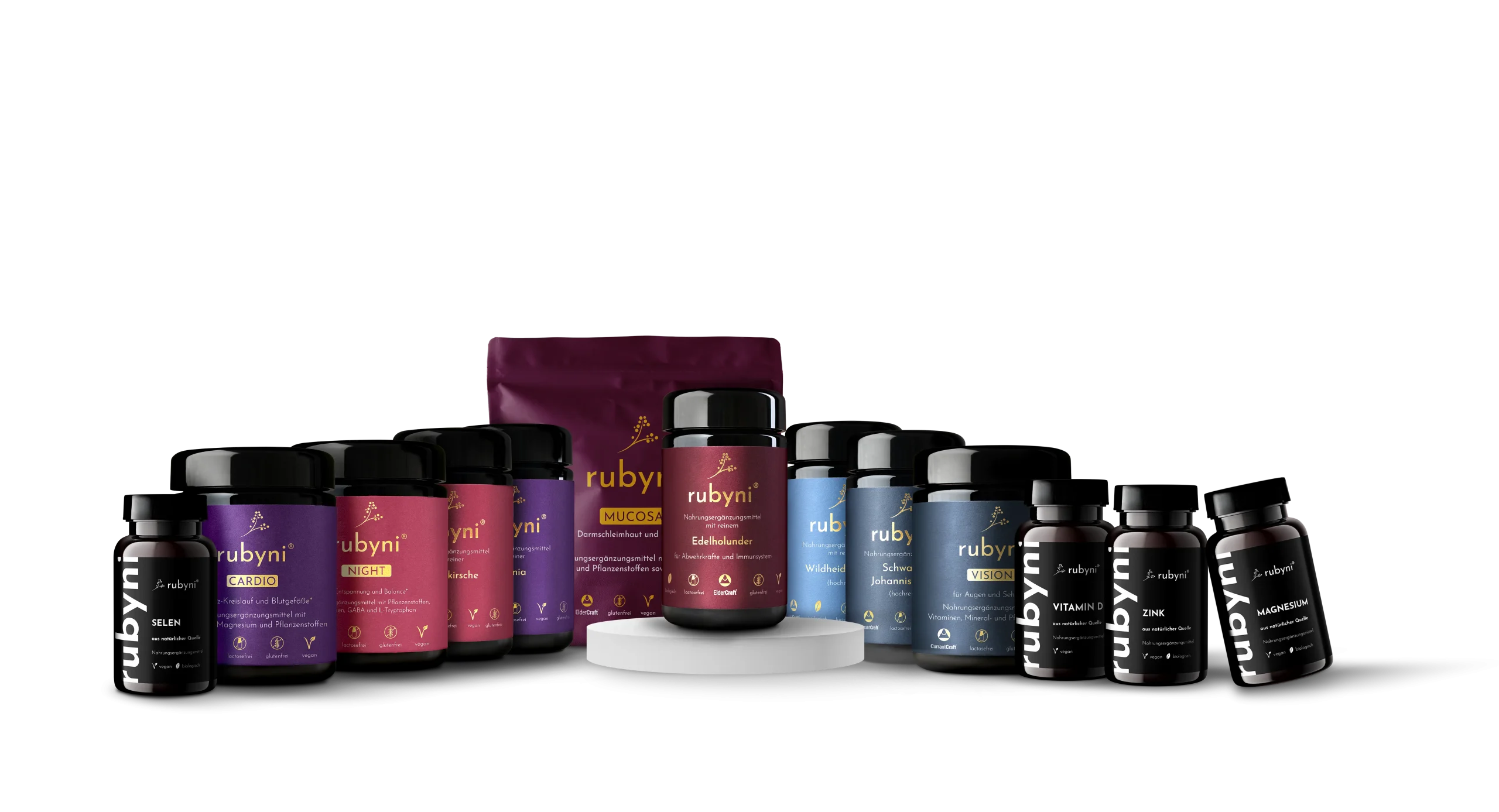 Man sieht die rubyni® Produktpalette angeordnet in einer Reihe, die nach hinten jeweils abfällt. Vorne in der Mitte sieht man das Flagschiff rubyni® Edelholunder.