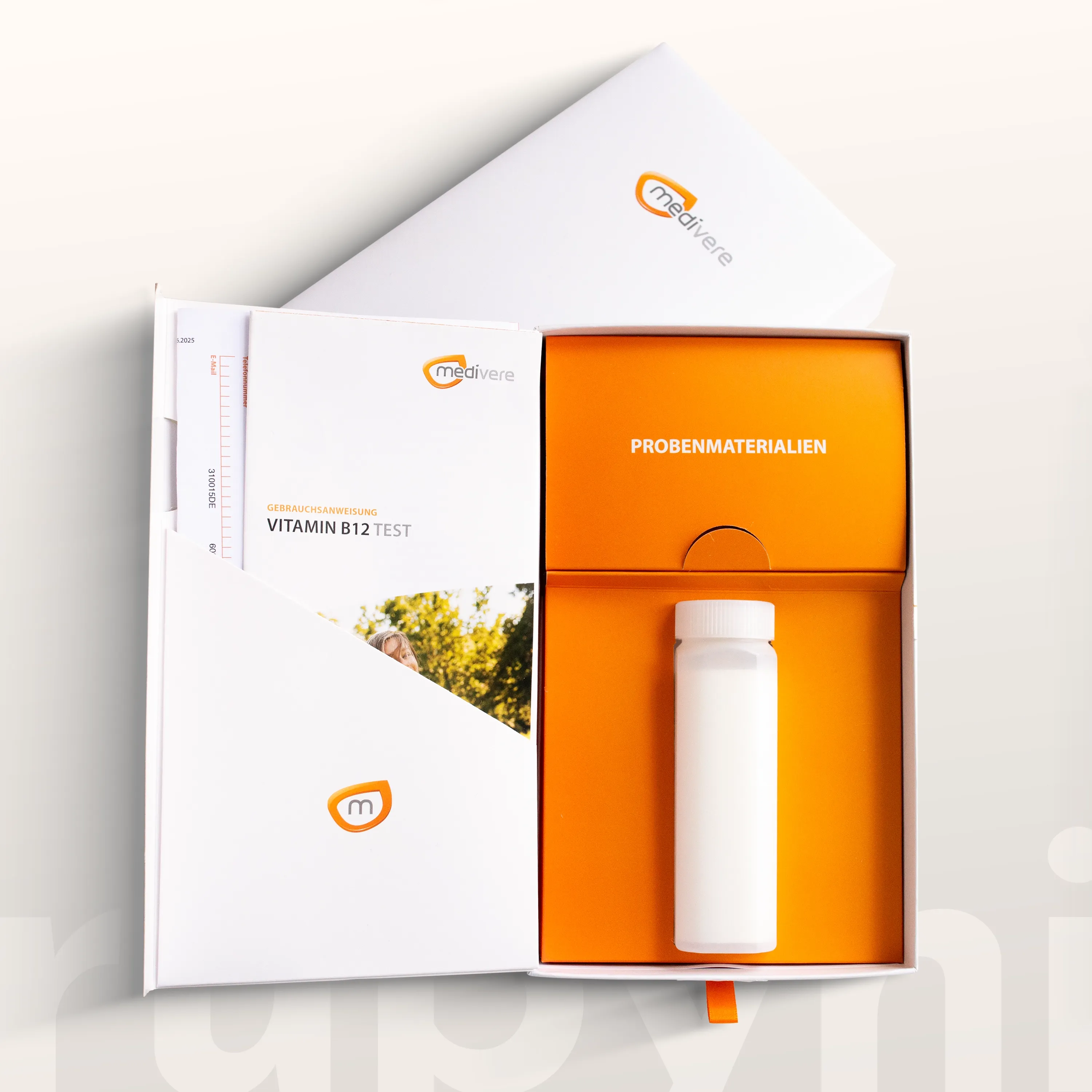 Vitamin-B12-Test – Probenentnahme zu Hause Vitamin-B12-Test mit Testkit und Probenmaterial für die Urinprobe